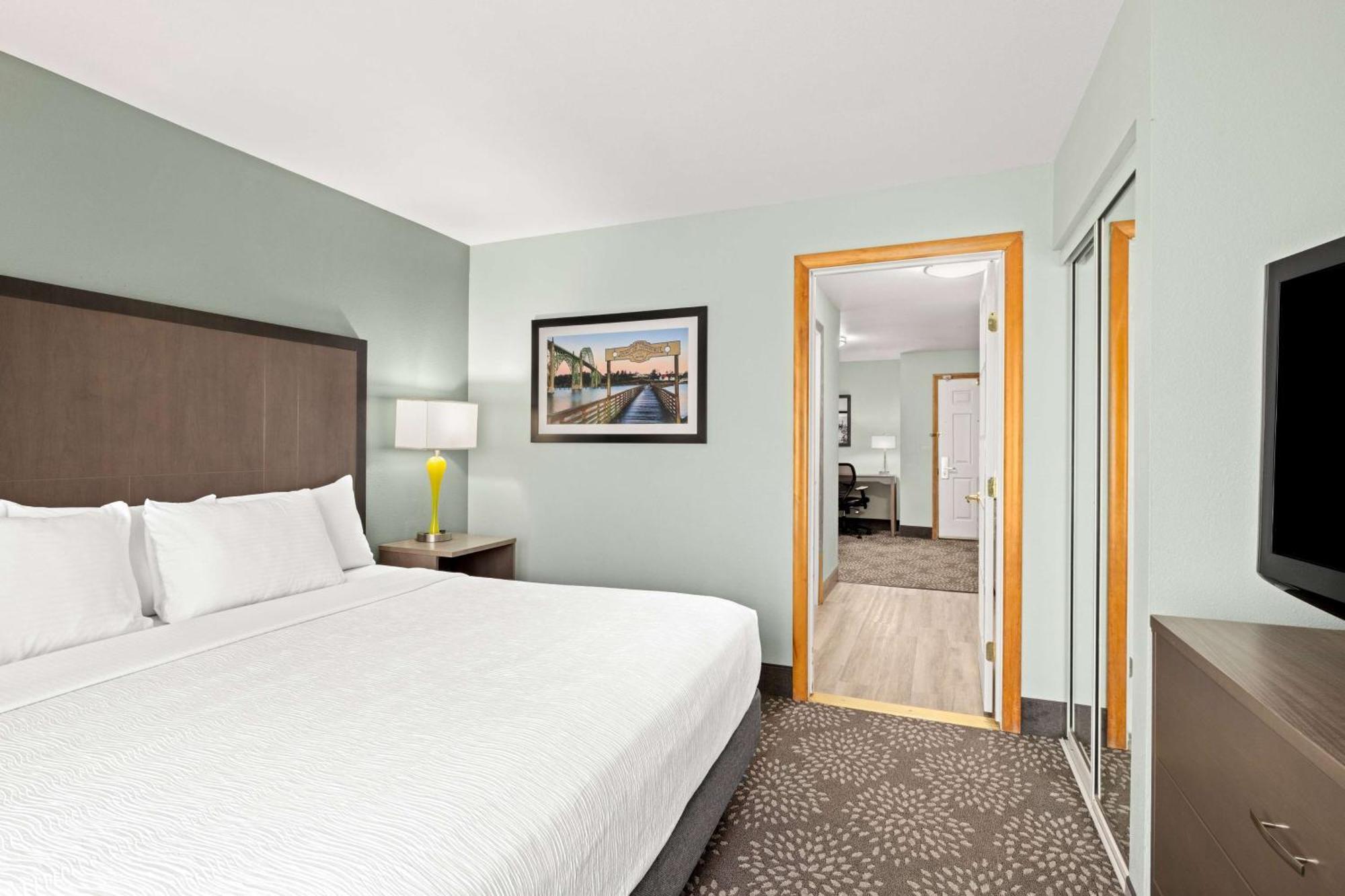 La Quinta By Wyndham Newport Hotel Exterior photo