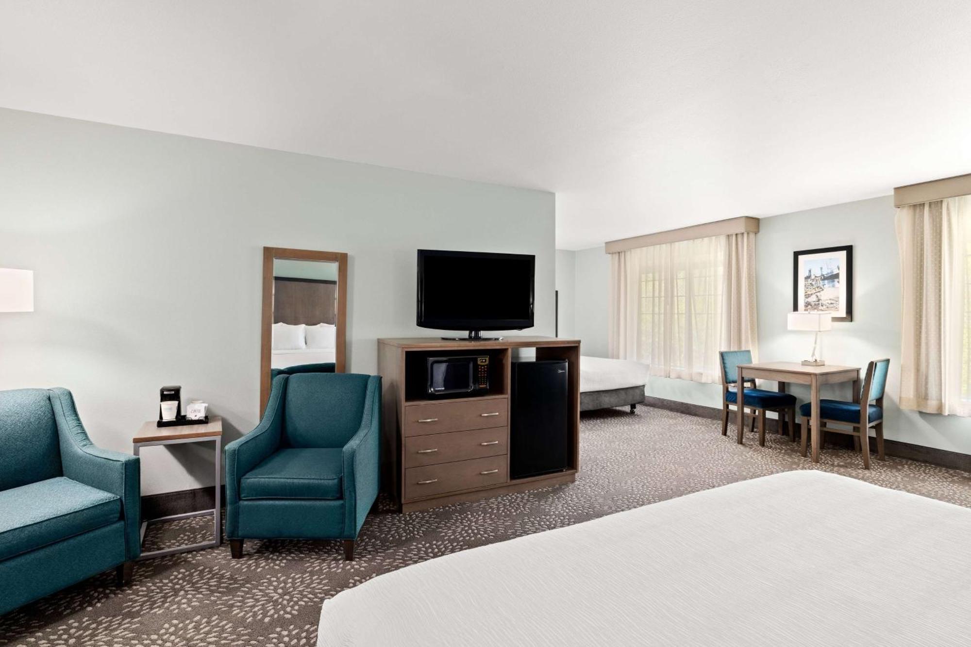 La Quinta By Wyndham Newport Hotel Exterior photo